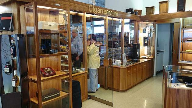 Shop - Urs Portmann Tabakwaren Kreuzlingen - way into the humidor