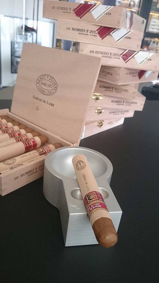 Romeo y Julieta Cedros de Luxe LCDH
