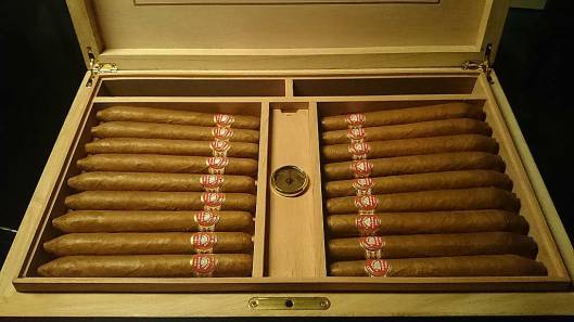 H. Upmann - Supremos No. 2 - Réplica Humidor Antiguo 2014